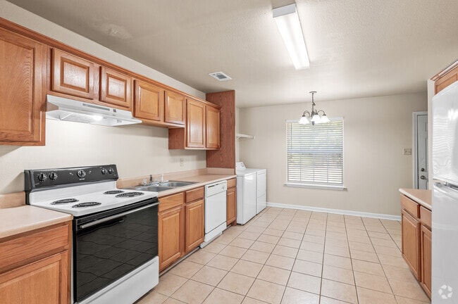 2BR, 1.5BA - 1,180SF F10 (Wood Plank & Tile)