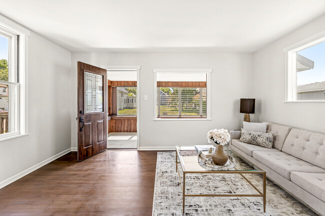 Photo - 174 W 7th St