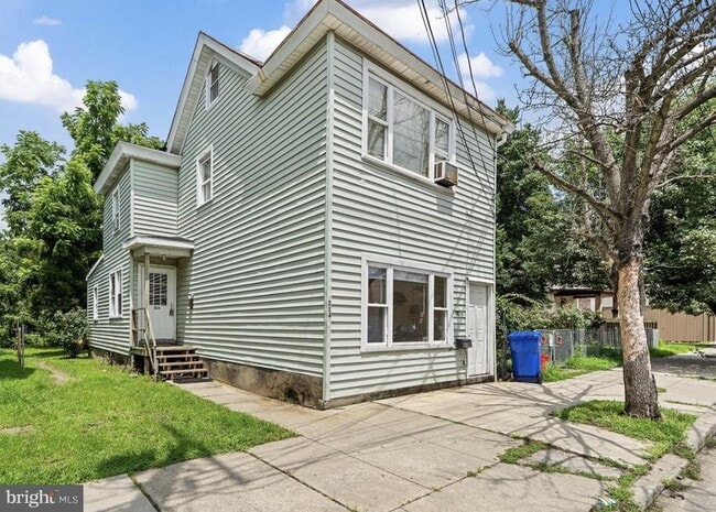 Building Photo - 214 E Broad St Rental