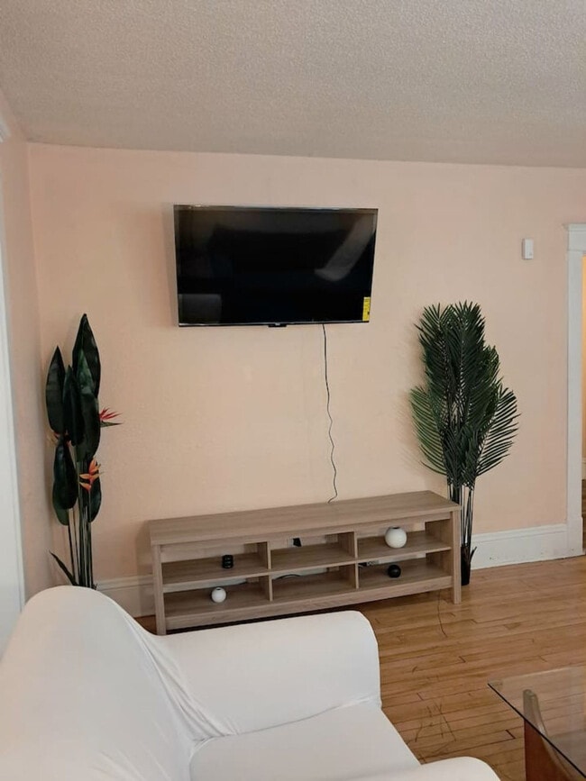 Building Photo - 2020 Oakland Ave Unit ID1324011P