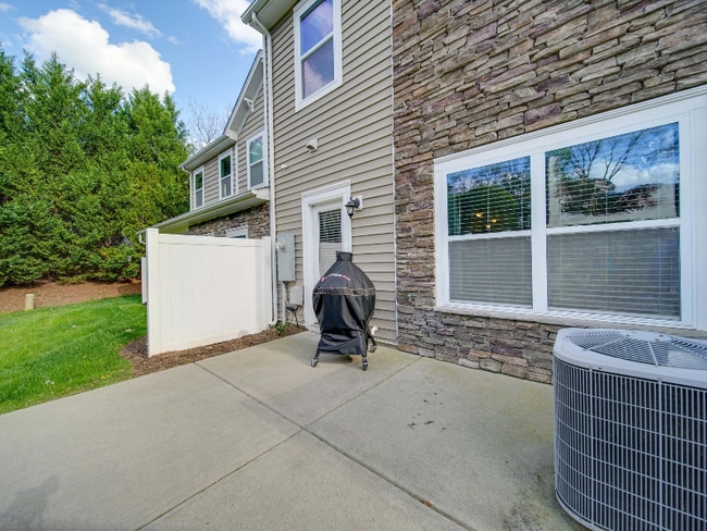 Photo - 5657 Tipperlinn Way