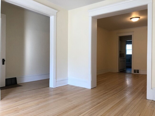 Building Photo - Amazing Vintage Townhouse. Uber Convenient...