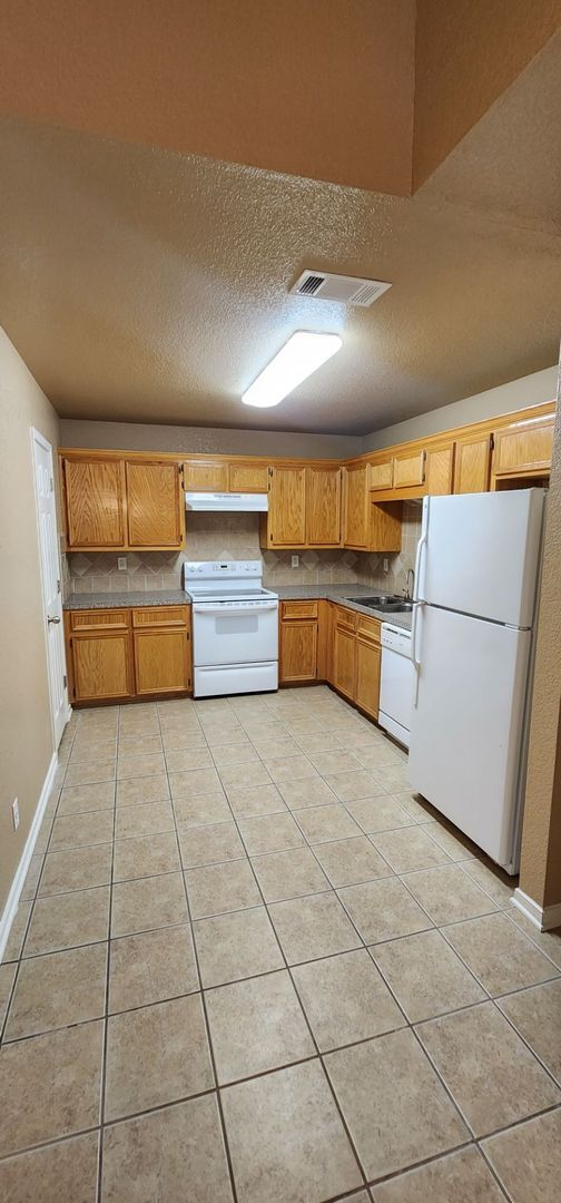 Photo - 3 Bedroom / 2 Bath Duplex – Near Fort Hood – Killeen, TX