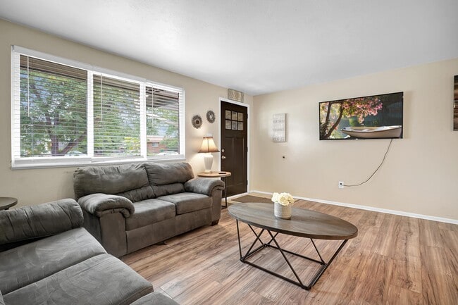 Photo - 4620 Holland St