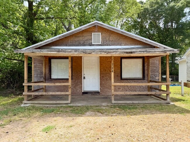 Building Photo - 724 Searcy Ave