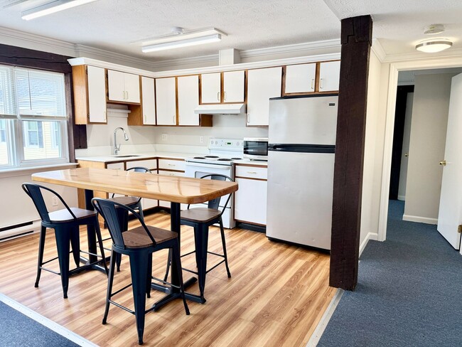 Building Photo - Well maintained inside and out Unit 2nd floor 2 bedroom