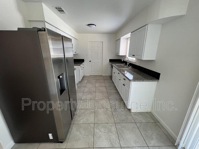 Photo - 945 De Moll Dr House
