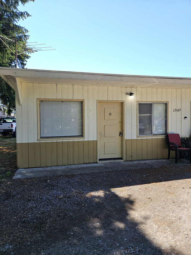 Building Photo - 1 bedroom duplex close to shopping Rental