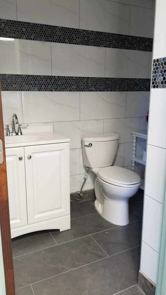 Baño limpio - 620 Dillingham Blvd Apartments