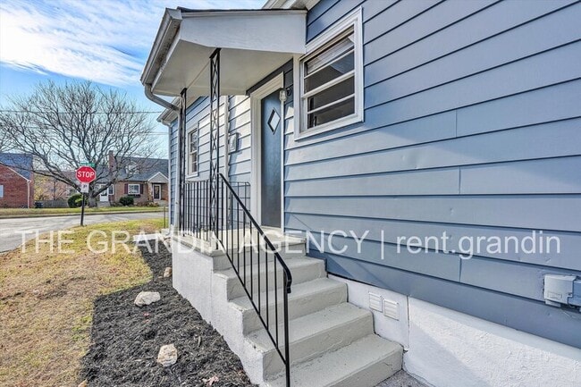 Photo - 3203 Roundhill Ave NW
