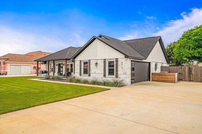 Photo - Stunning 4 bedroom with two bonus spaces, ...