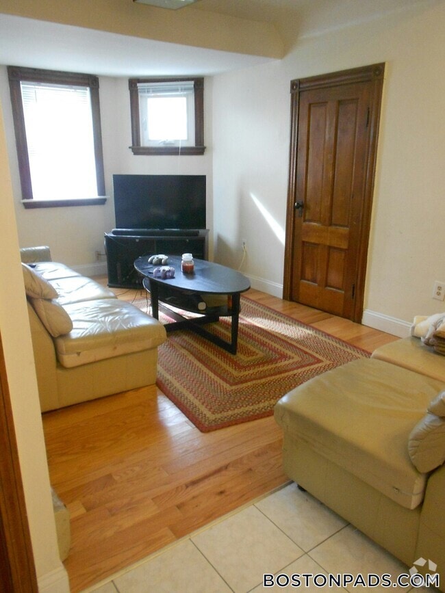 Building Photo - 65 Fairbanks St Rental