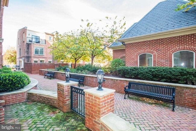 Building Photo - 320 S West St Unit 105