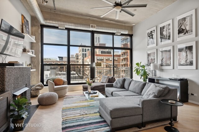Photo - 843 W Adams St