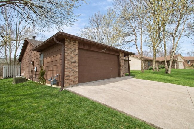 Photo - 2011 Bridgewater Dr