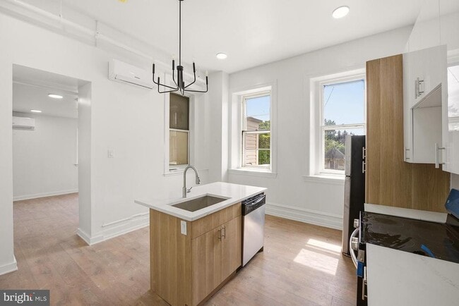 Building Photo - 6012 Ridge Ave Unit 6