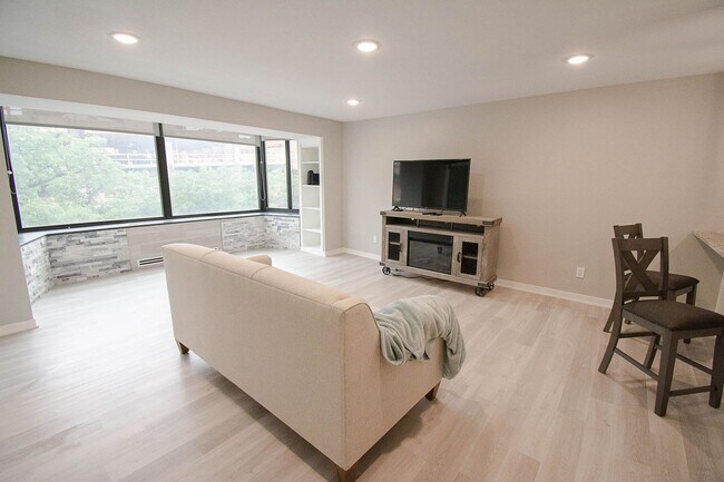 Photo - 207 5th Ave SW