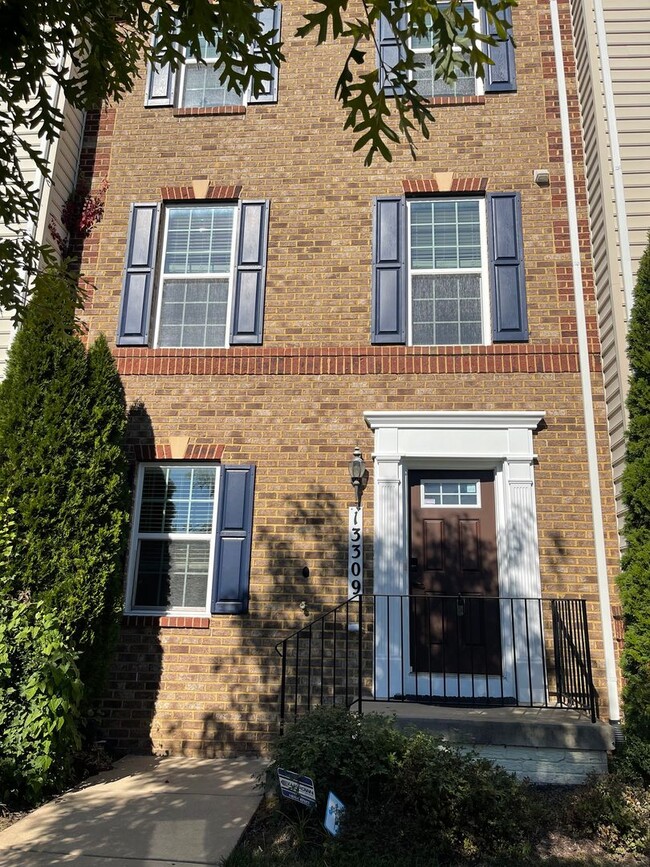 THREE LEVEL TOWNHOUSE WITH 2 CAR GARAGE - THREE LEVEL TOWNHOUSE WITH 2 CAR GARAGE