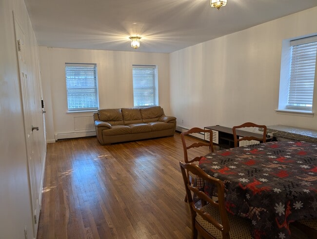 Living room - 751 Essex St Unidad 1