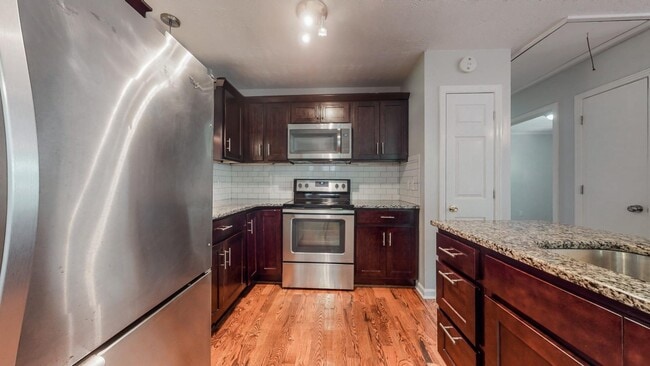 Photo - 408 Lealand Ln