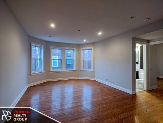 Building Photo - 5029 N Harding Ave Unit #5027-3E