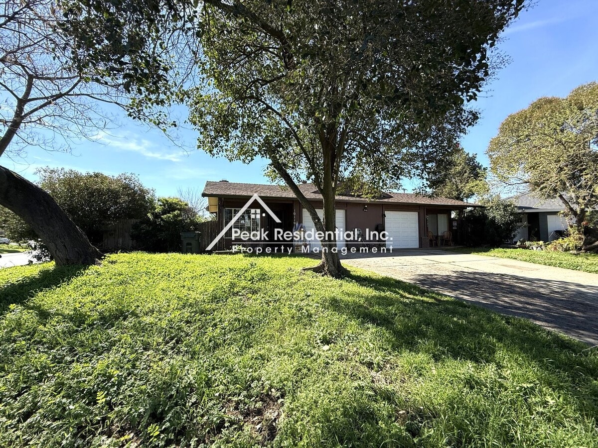 Photo - Nice 2bd/1ba Duplex with 1-Car Garage near Routier Rd & Hwy 50