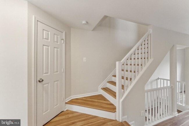 Photo - 5905 Sir Cambridge Way