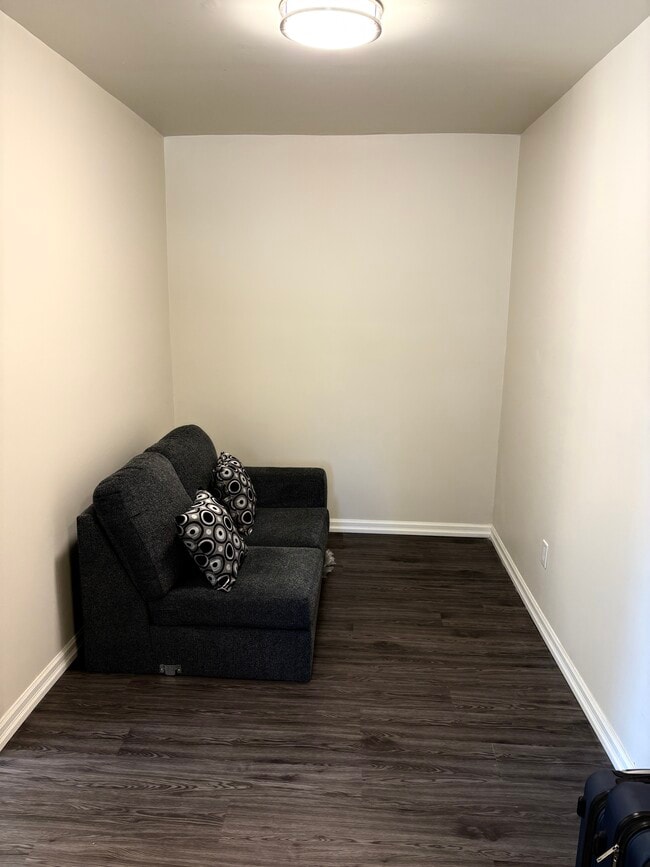 Photo - 114 Hess St S