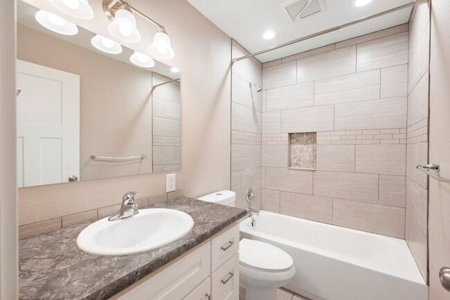 Photo - 418 E Hawthorne Rd