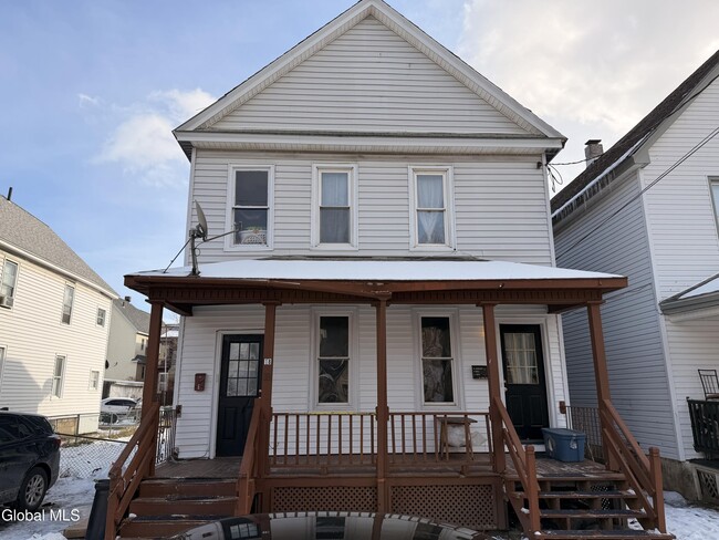 Building Photo - 18 Swan St Unit Down