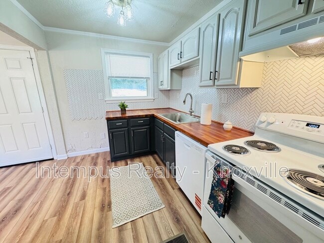 Photo - 3222 Selma Ave