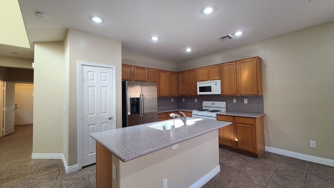Photo - 3 Bedroom home located near Mountains Edge.