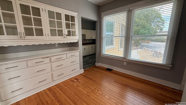 Photo - 107 Willim St