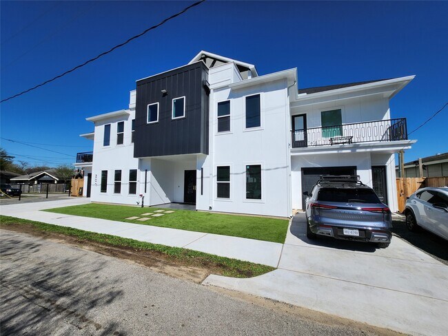 Photo - 207 Carl St