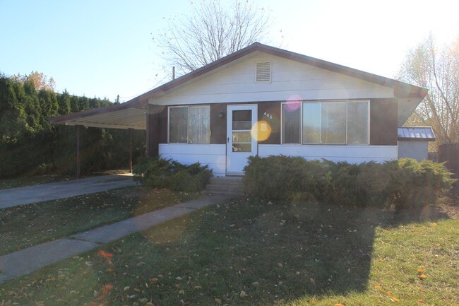 Building Photo - 3 Bedroom 1 Bath Home for Rent near Mount Stuart Elementary