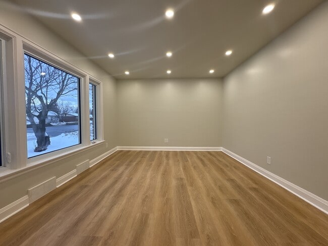 Photo - 2126 Arthur St E