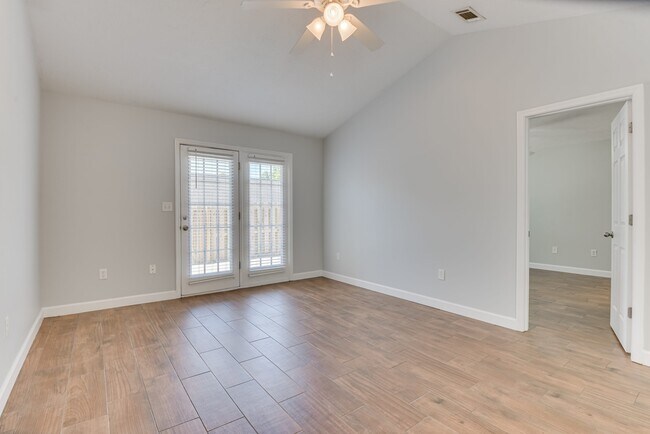 Photo - 1609 Bradley Way