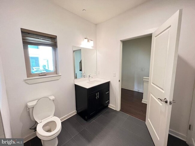 Photo - 2660 Collins St