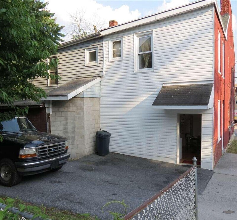 Photo - 781 Maple St House