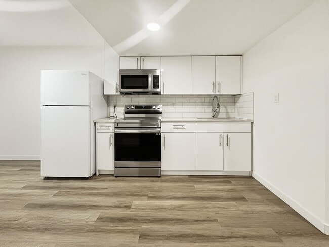 Photo - 7257 Chivers Pl SW