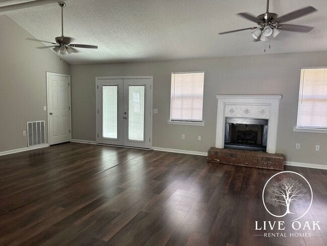 Photo - MOVE IN SPECIAL: $500 OFF 1ST MONTH'S RENT!**