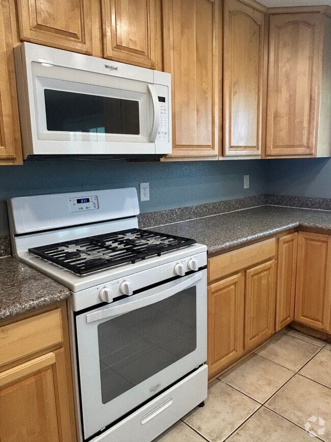 Building Photo - 3 Bedroom 2 bath home available