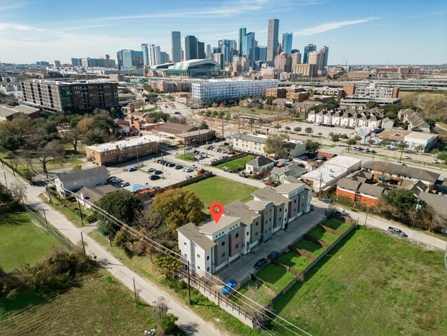 Photo - 318 McAlpine St