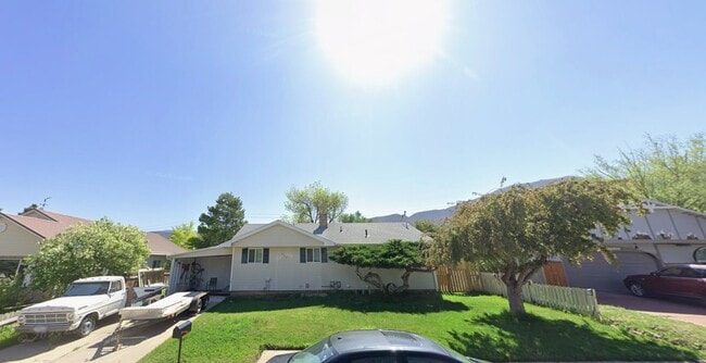 Building Photo - 885 Spruce St Unit B