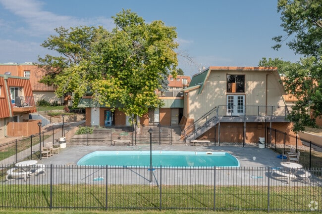 Pool & Clubhouse
