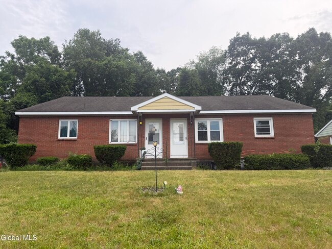 Photo - 5 Saybrook Dr