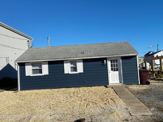 Building Photo - 209 Pine Dr Rental