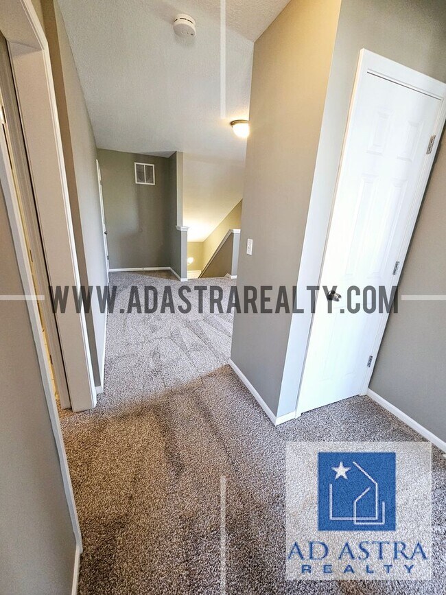 Very Spacious Townhome in West OlatheAvai... House Rental in Olathe, KS