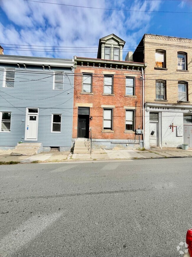 Building Photo - 112 Hemlock St Unit 2 Rental