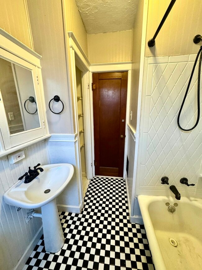 Photo - 4930 Tholozan Ave